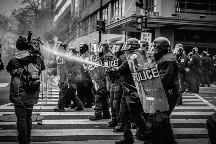 Polizei mit Wasserwerfer